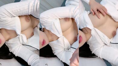 高颜值美胸模特，镜头前陪狼友发骚，性感诱惑揉捏骚奶子，线下可约跟狼友分享性爱视频，活好不粘人不要错过